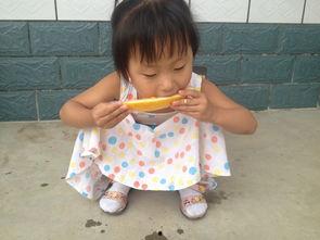 小孩跳舞吃瓜,小舞者边跳舞边吃瓜的欢乐瞬间