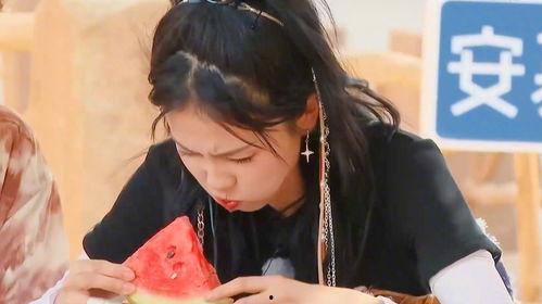 白鹿在剧组吃瓜