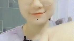 吃羊角蜜瓜女孩