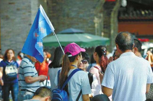 旅游团吃瓜女,揭秘旅途中的趣味瞬间