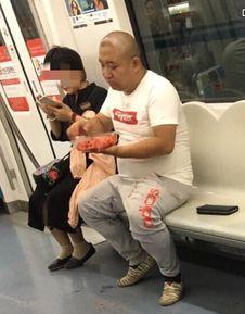地铁里的吃瓜男,地铁吃瓜男生的奇妙日常